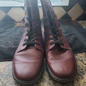 Dr. Martens STRATFORD burgundy boots!